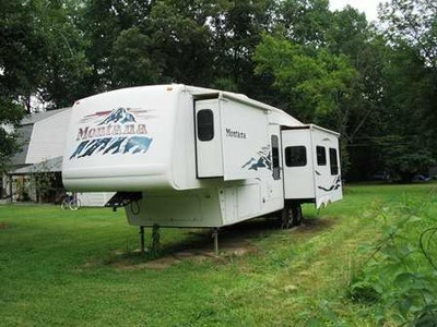 2005 Keystone Montana 3295 in Virginia