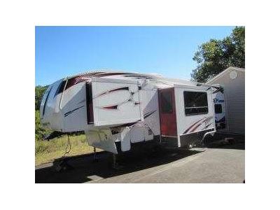 2010 35� Keystone Fuzion 302 w/2 slides
