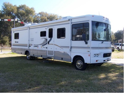 2004 Winnebago Sightseer 35 ft  2 slides