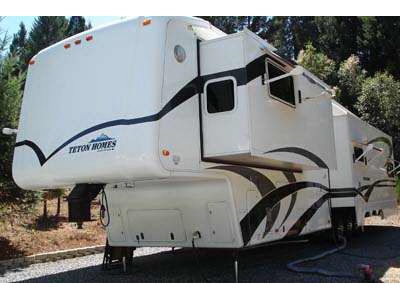 2004 45� Teton Reliance w/3 slides