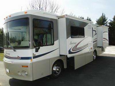 2003 32.8� Winnebago Journey w/2 slides