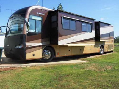 2005 Fleetwood Revolution 40 LE 