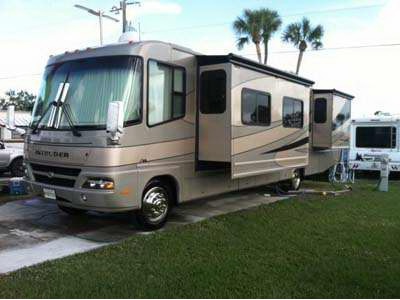 2005 37� Damon Intruder w/3 slides