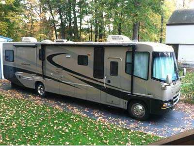 2004 37� Damon Intruder w/3 slides