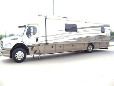 2012 Dynamax Dynaquest 390XL Class C in 