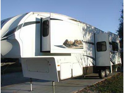 2011 33� Keystone 328 Sydney w/3 slides
