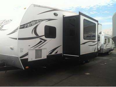 2013 35 Keystone Fuzion w/slide