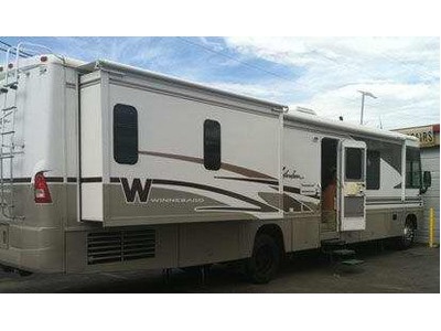 2004 35 Winnebago Adventurer w/2 slides