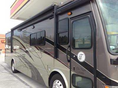 2012 33 Tiffin Breeze w/2 slides